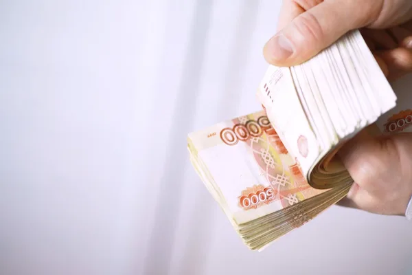 Больничный, оформленный после рабочей смены, должен быть оплачен