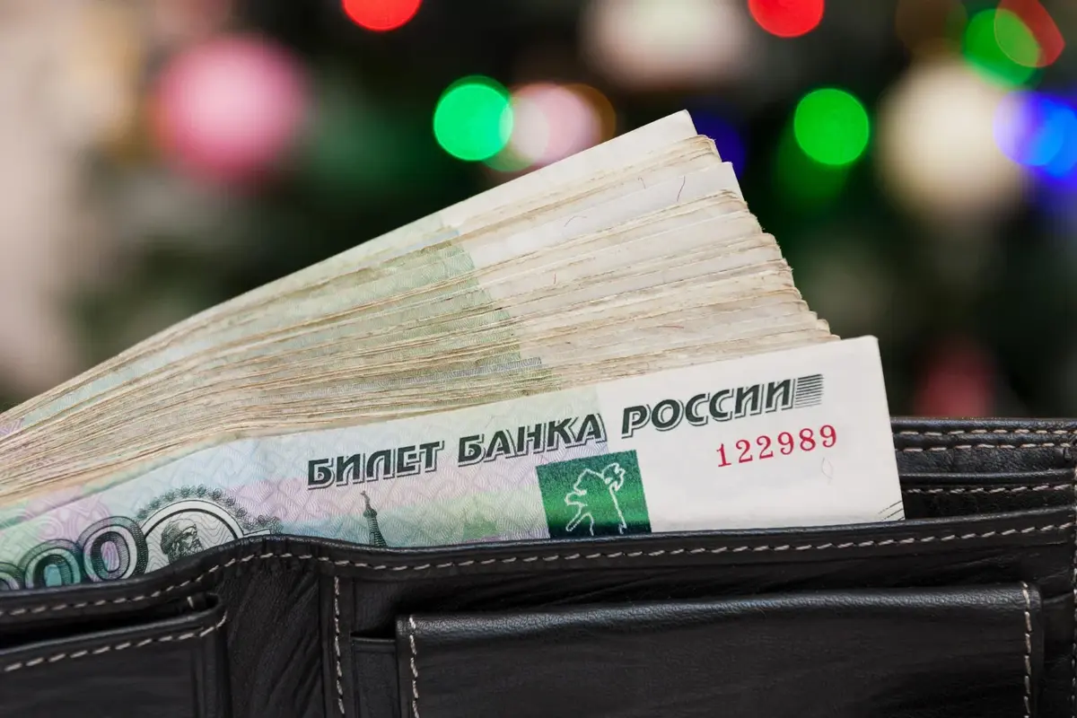 Работникам начали блокировать карты за переводы на подарки коллегам