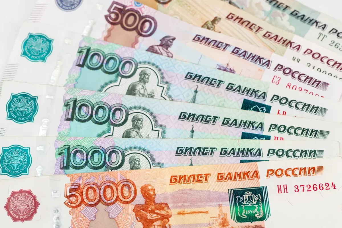 В регионах запретили платить зарплату ниже МРОТ работникам на полставки и четверть ставки